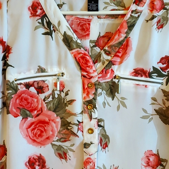 RUE21 Floral V-Neck Tunic. - Picture 4 of 8